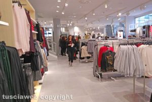 Viterbo - Inaugurazione del negozio di H&m