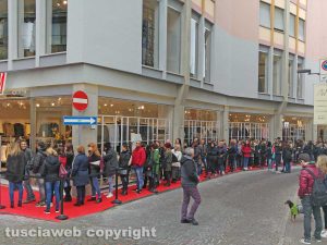 Viterbo - La fila per entrare da H&M