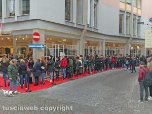 Viterbo - La fila per entrare da H&M