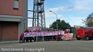 La protesta dei lavoratori Tim in via Garbini 