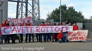 La protesta dei lavoratori Tim in via Garbini