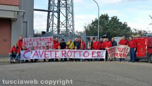 La protesta dei lavoratori Tim in via Garbini 