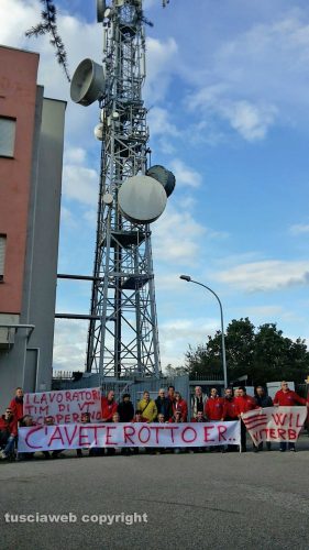 La protesta dei lavoratori Tim in via Garbini 