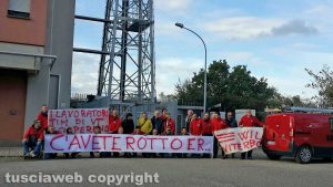 La protesta dei lavoratori Tim in via Garbini 