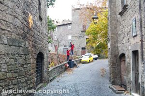 Viterbo - Tecnici montano il varco al ParadossoViterbo - Tecnici montano il varco al Paradosso