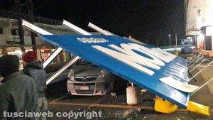 Viterbo - Il vento fa crollare l'nsegna di Decathlon su un'auto
