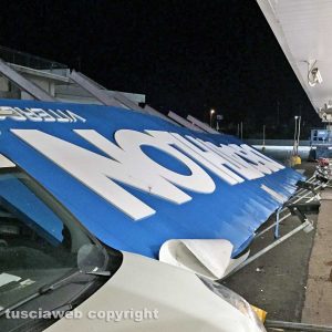 Viterbo - Il vento fa crollare l'nsegna di Decathlon su un'auto