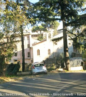 Viterbo - Macchina contro recinzione a Valle Faul