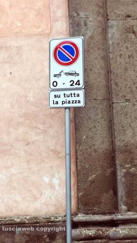 Viterbo - Auto in divieto di sosta a piazza Fontana Grande
