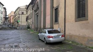 Viterbo - Auto in divieto di sosta a piazza Fontana Grande