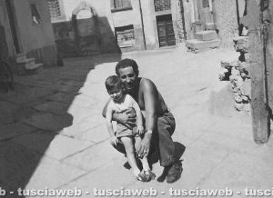 Viterbo - Come eravamo 1957 - Babbo Giuseppe e Cesare in via del Gallo