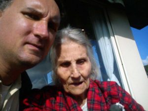 Cecilia Iubei all'età di 82 anni con suo figlio Fabrizio mentre cerca di farla camminare
