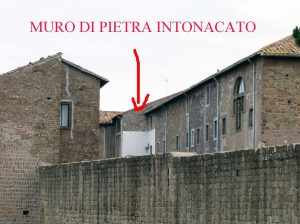 Viterbo - Complesso della chiesa della Trinità - Il muro di pietra intonacato