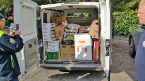 Furgone con generi alimentari