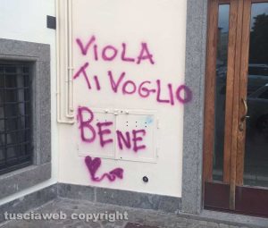 Viterbo - Muri imbrattati al parcheggio del Sacrario