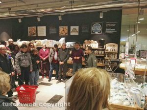 Mozzarella di bufala campana Dop Libera terra alla Coop di Roma Laurentino