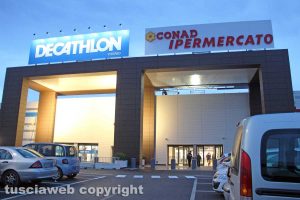 Viterbo - Decathlon e l'ipermercato Conad