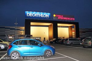 Viterbo - Decathlon e l'ipermercato Conad