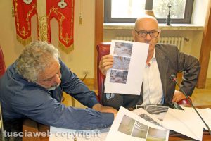 Il presidente della provincia Mauro Mazzola mostra le foto vecchie