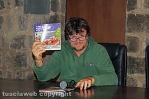 Filippo Rossi col libro su Babbo Natale