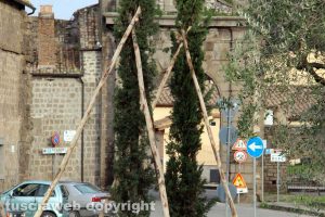 Viterbo . La rotatoria fuori valle Faul oscura la porta
