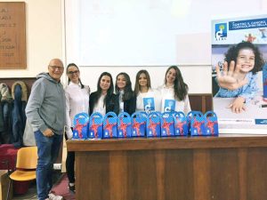 Viterbo - Raccolta fondi Airc al Buratti - Nuccio Chiossi e alcune studentesse