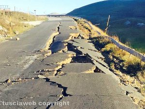 Terremoto - Una strada nell'area del centro Italia
