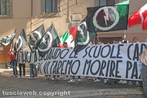 La manifestazione degli studenti fuori della provincia