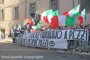 La manifestazione degli studenti fuori della provincia