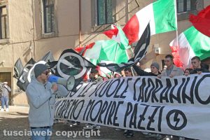 La manifestazione degli studenti fuori della provincia