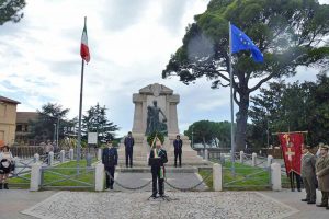 Tarquinia - Il sindaco Mazzola nel suo discorso davanti al monumento dei caduti