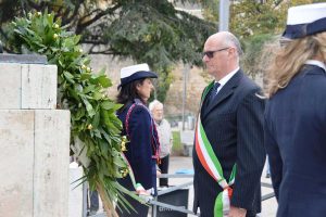 Tarquinia - Il sindaco Mazzola omaggia il monumento dei caduti