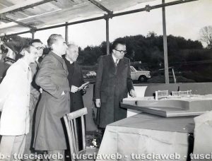 Viterbo - Come eravamo - Giulio Andreotti davanti al modellino dell'ospedale Belcolle