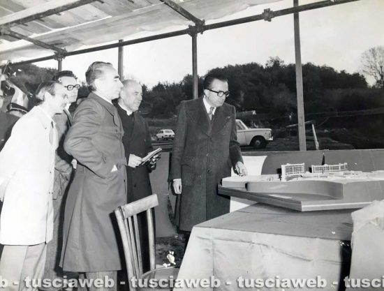 Viterbo - Come eravamo - Giulio Andreotti davanti al modellino dell'ospedale Belcolle