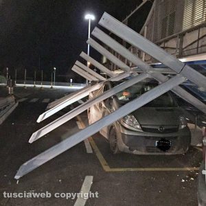 Viterbo - Il vento fa crollare l'nsegna di Decathlon su un'auto