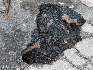Viterbo - Voragini sull'asfalto in via Bianchi