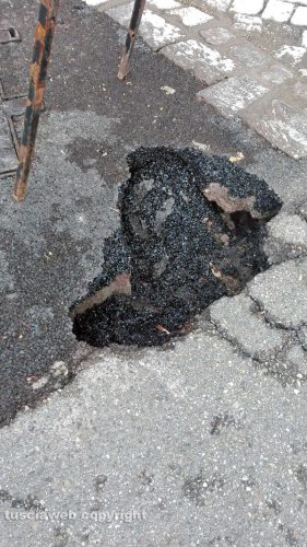 Viterbo - Voragini sull'asfalto in via Bianchi