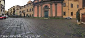 Viterbo - Auto in divieto di sosta a piazza Fontana Grande
