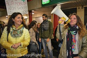 Viterbo - Protesta alla sala Bingo - Elvira Fatiganti e Valentina Urbani