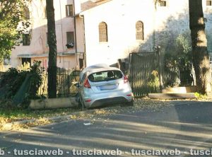 Viterbo - Macchina contro recinzione a Valle Faul