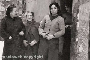 Viterbo - Madre e figlia nell'anno del nevone