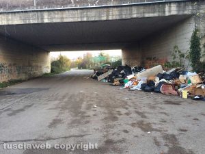 Viterbo - Rifiuti in strada Castiglione