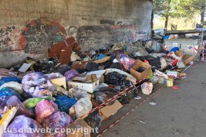 Viterbo - I rifiuti lungo strada Castiglione