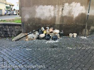 Viterbo - Rifiuti abbandonati in via Cesare Dobici