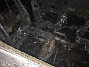 Tarquinia - Due auto distrutte dalle fiamme 