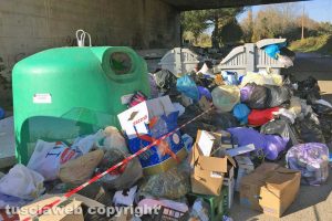 Viterbo - I rifiuti lungo strada Castiglione