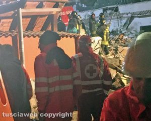 Acilia - Crolla palazzina - L'intervento dei vigili del fuoco