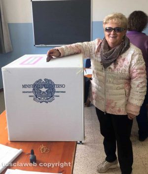 Referendum - Daniela Bizzarri vota a Vitorchiano