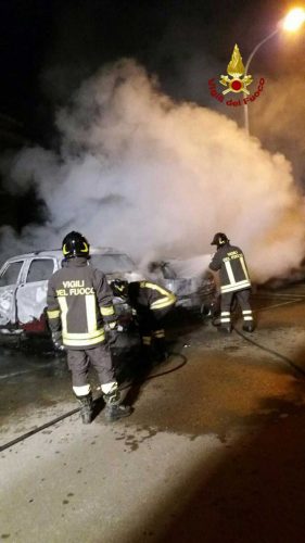 Tarquinia - Due auto distrutte dalle fiamme 