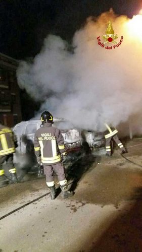 Tarquinia - Due auto distrutte dalle fiamme 